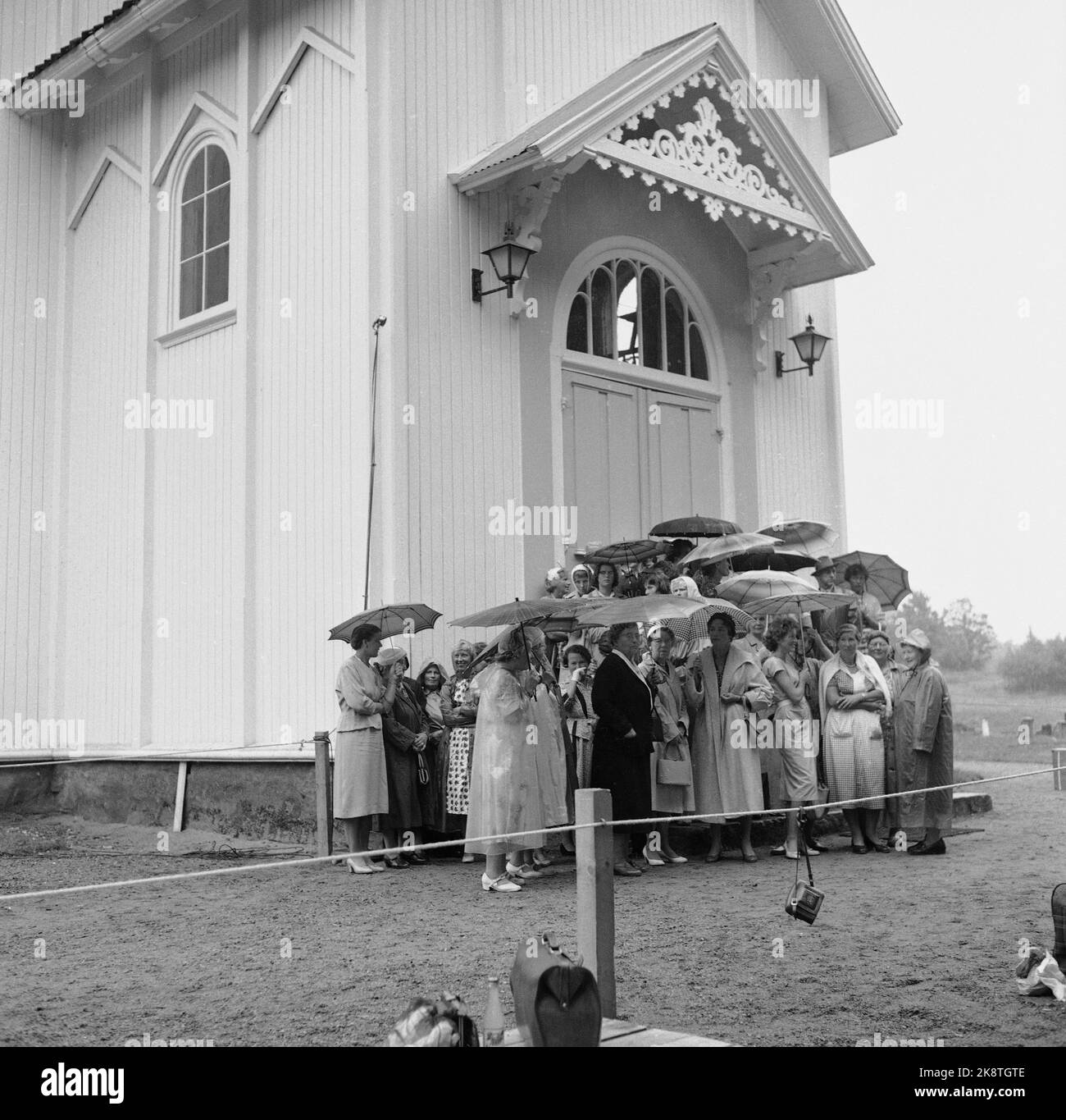 22 août 1959 de Søgne. Grand stand à Søgne quand la fille du poissonnier, Anne Marie Rasmussen, épouse l'héritier milliardaire Steven C. Rockefeller. Voici un groupe de spectateurs devant l'église, qui attendent sous la pluie sous des parasols. Photo: NTB / NTB Banque D'Images