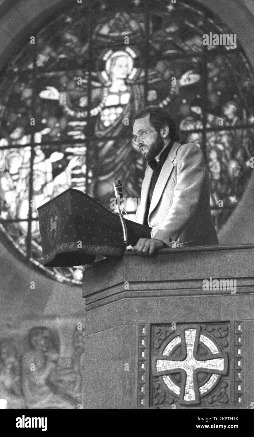 Oslo 19801105: L'artiste Ole Pas parle pour la première fois dans l'église lors du culte de l'église Frogner. Photo: Per Løchen NTB / NTB Banque D'Images