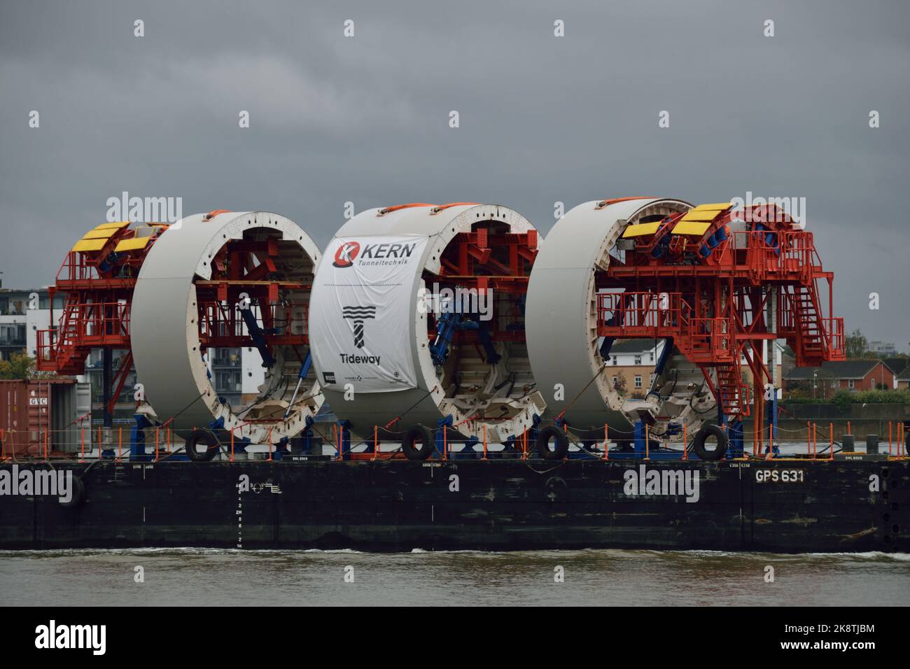 Volets de revêtement secondaire pour le projet de tunnel Tideway livré par barge fluvial à Chambers Wharf à Londres Banque D'Images