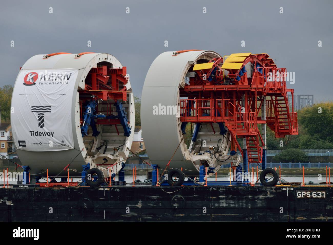 Volets de revêtement secondaire pour le projet de tunnel Tideway livré par barge fluvial à Chambers Wharf à Londres Banque D'Images