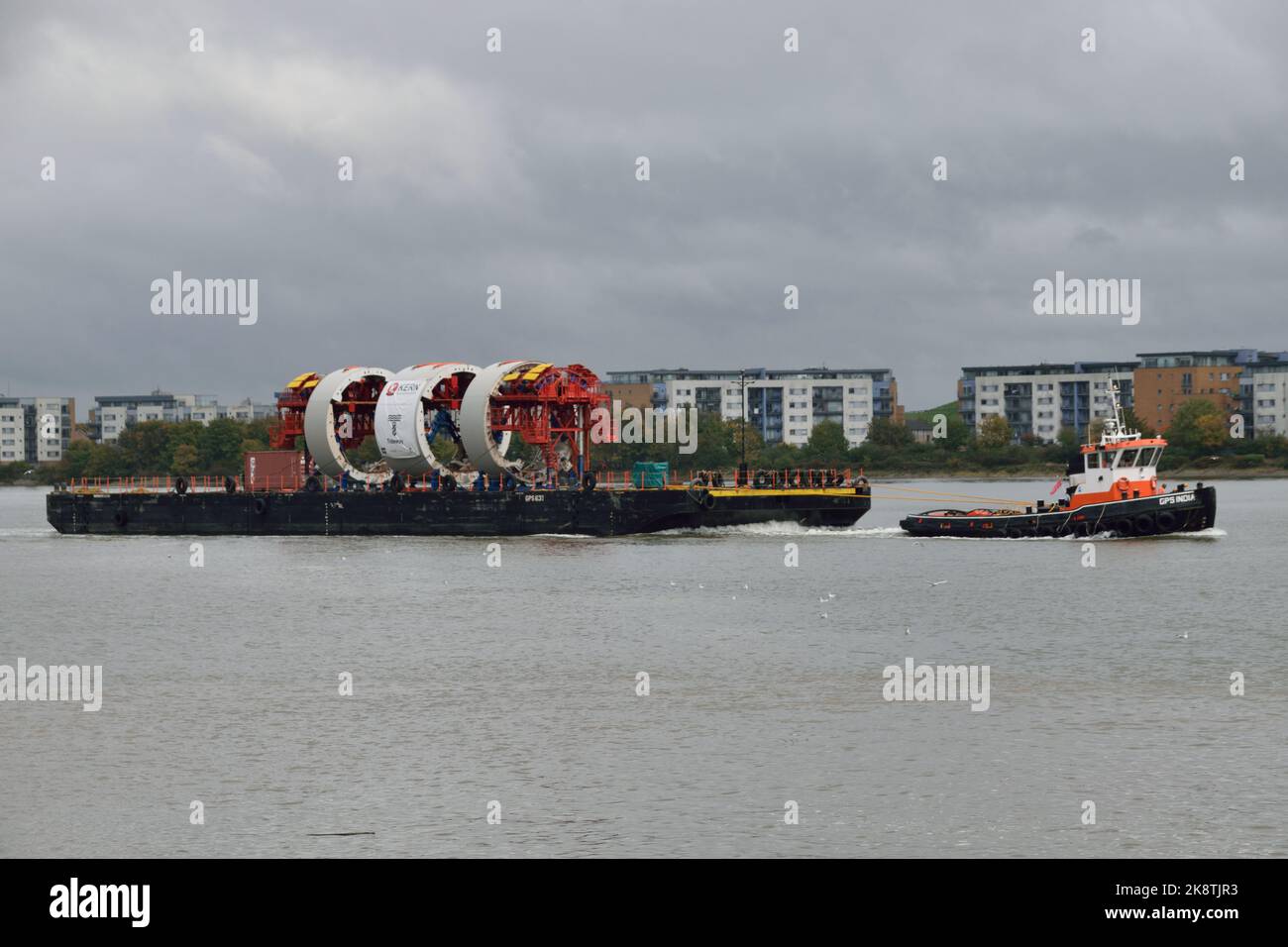 Volets de revêtement secondaire pour le projet de tunnel Tideway livré par barge fluvial à Chambers Wharf à Londres Banque D'Images