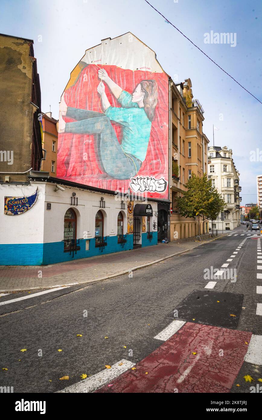 Mural de solidarité féminine, Poznań, Pologne, femme reliant les villes de Pologne sur une œuvre d'art symbolique du drapeau national Banque D'Images