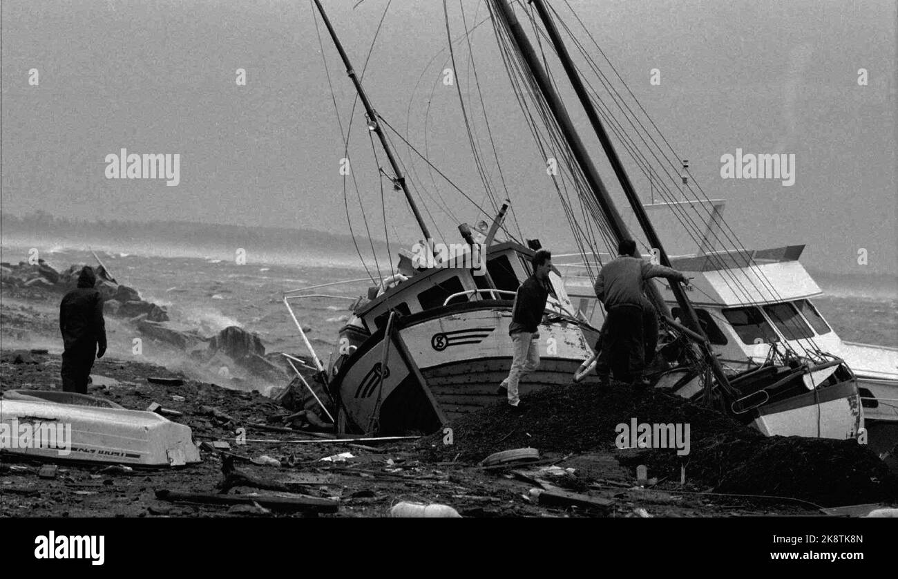 Molde 1, janvier 1992 : la tempête dans l'ouest de la Norvège. Cette photo est de la marina où les gens essaient de sauver des bateaux de pêche et de petits bateaux. L'ouragan a fait de grands dégâts / la destruction. Dommages causés par les tempêtes et les inondations. Photo de stock: Kjell Herskedal / NTB Banque D'Images