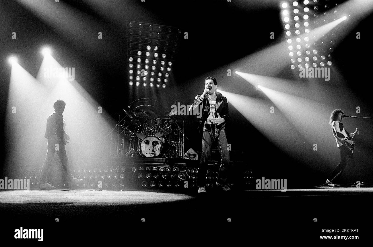 Drammen 19820412. Le groupe Queen a joué son seul concert en Norvège à Drammenshallen on 12 avril 1982. Ici, Freddie Mercury, chanteur et figure de front, en action sur scène, avec le guitariste Brian May (t.h). Bassiste John Deacon (t.v). Photo: Vidar Ruud / NTB photo: Vidar Ruud / NTB Banque D'Images