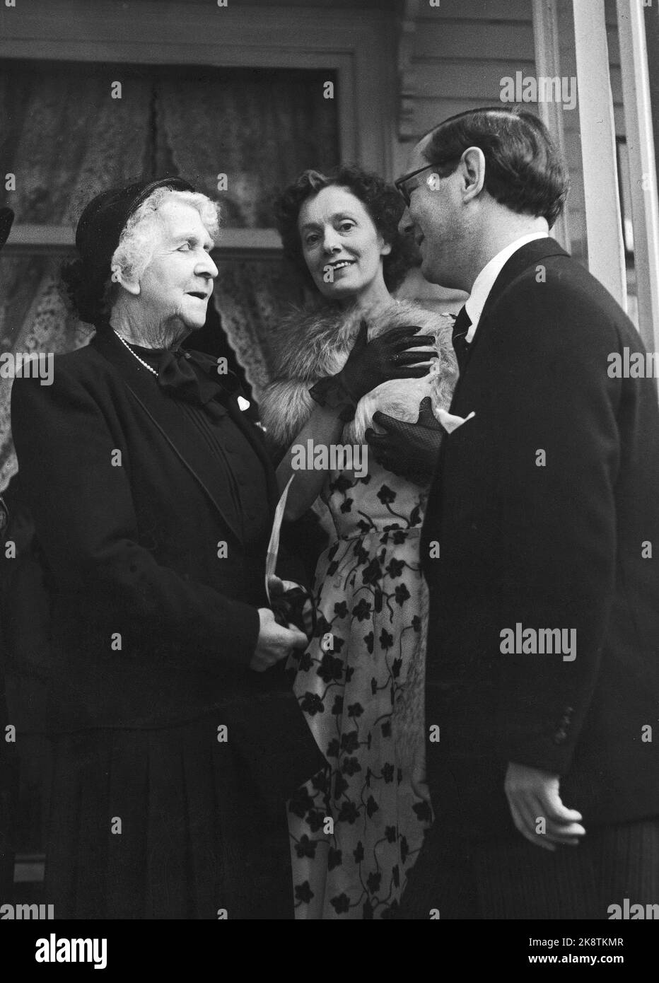 Bergen au printemps 1953. Les premiers jeux de festival. Beaucoup de personnalités culturelles bien connues ont eu la voie aux jeux du festival, y compris Annie Halvorsen (TV) - écrivant d'après Johan Halvorsen, ici photographié à Troldhaugen. Photo: Ewoos Christensen / actuel / NTB. Banque D'Images