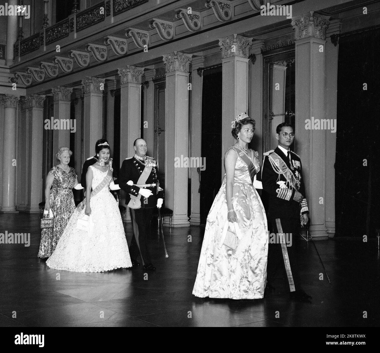 Oslo 19600919. Visite d'État/visite publique. Le roi Olav est visité par le roi Adulayadej Bhumibol par la Thaïlande et la reine Sirikit. Ici, les royals arrivent à un dîner de gala au château. Forrest : le roi Bhumibol avec la princesse Astrid, puis le roi Olav et la reine Sirikit, au prince héritier Sutt Harald avec un compagnon inconnu. Photo: NTB / NTB Banque D'Images