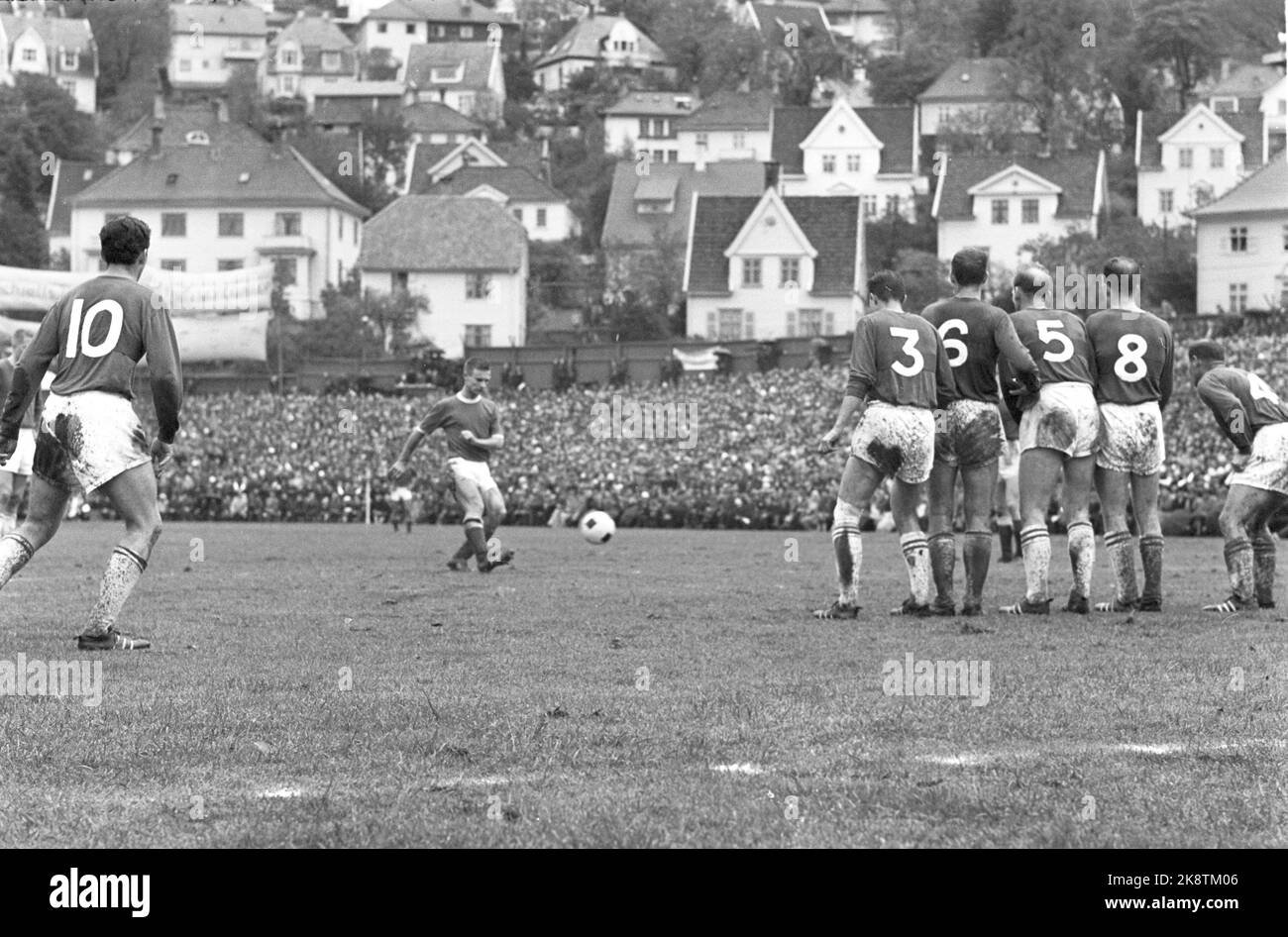 Bergen, 19631013 SK Fire - Vålerenga 3-1 SK Fire est devenu champion de la série en 1963. Ici du match où le championnat a été assuré. Bjørn Oddmar Andersen en a marqué deux et Leif Amundsen un. Photo: Sverre A. Børretzen / actuel / NTB Banque D'Images