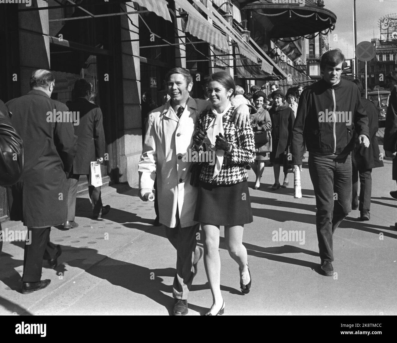 Oslo 19700429. Tous les povel Ramel de Suède et Wenche Myhre de Norvège sont invités au Oslo New Theatre pendant deux jours dans le cadre d'un événement appelé « Sockholm vient à Oslo ». Avec Povel Ramel, Wenche Myhre jouera l'audit « The Pow Show » qui a été créé l'année dernière à Stockholm. Ici Wenche Myhre avec son père Kjell à Karl Johan à Oslo. Photo: Ivar Aaserud courant / NTB Banque D'Images