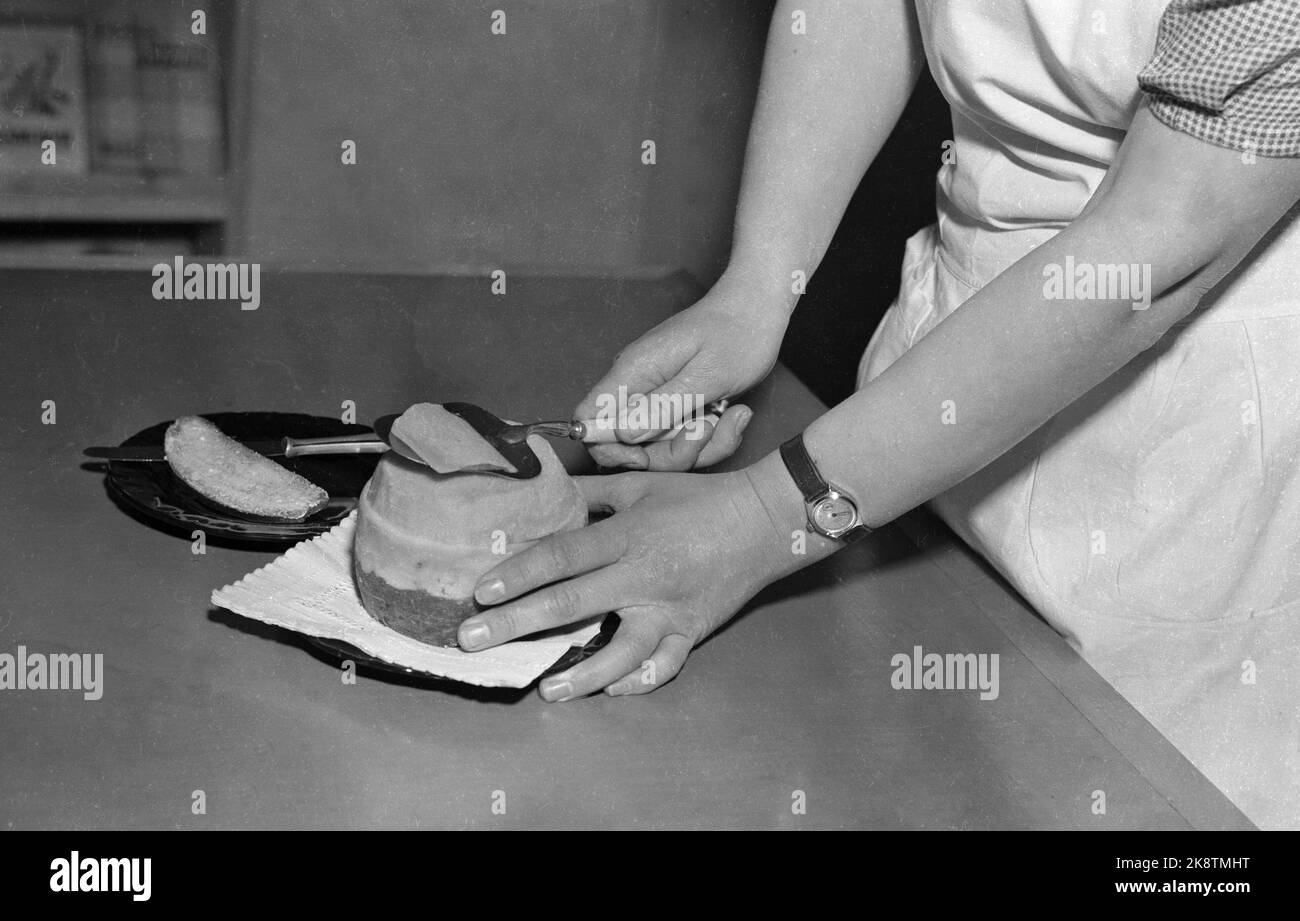 Oslo 194204 la vie quotidienne pendant la Seconde Guerre mondiale Le Bureau d'information de l'Etat pour le Conseil de la Chambre montre comment utiliser le kohlrabi comme commande sur les tranches de pain, en le planant avec le broyeur de fromage. Rationnement / pénuries alimentaires / nourriture. Photo: NTB / NTB Banque D'Images
