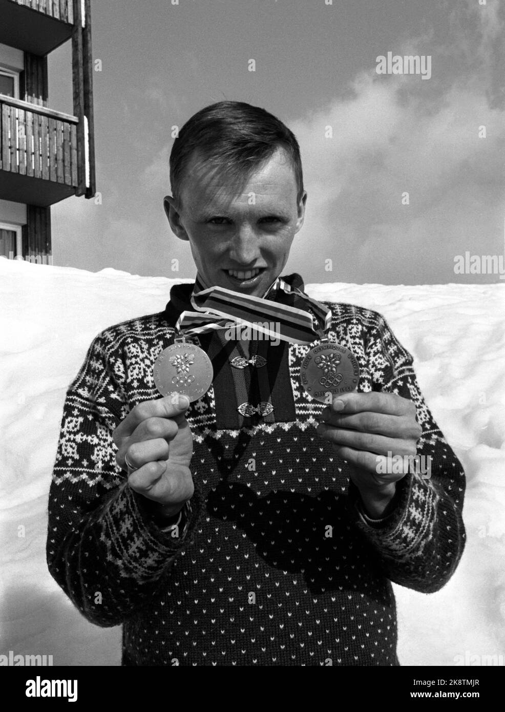 Grenoble, France Jeux Olympiques d'hiver 196802 à Grenoble. Ski de fond, hommes. Grande récolte de médailles pour les athlètes norvégiens de cross-country. Ici Odd Martinsen avec ses deux médailles. Martinsen a pris l'argent à 30 km et l'or dans le bâton. Photo: Actuel / NTB Banque D'Images