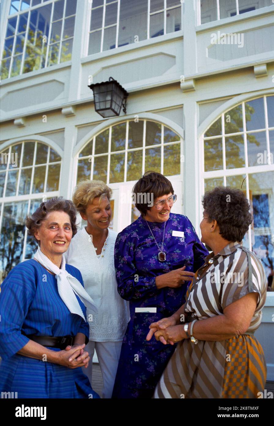 Oslo 19850829. SV politicien et professeur de psychologie sociale, Berit Ås avec (F.) EVA Kolstad (KRF), Ragnhild Haarstad Q (SP), Berit Ås et Astrid Gjertsen (H). Photo: Inge Gjellesvik / NTB / NTB Banque D'Images