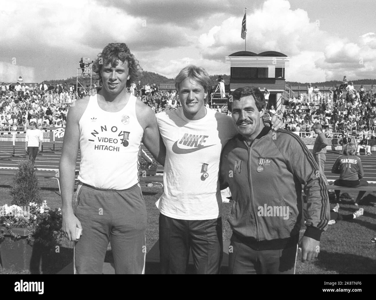 Porsgrunn 19820814. NM en athlétisme lancer de traîneau en 1982. Trois heureux gagnants de la médaille dans le lancement de traîneau Richard Olsen au milieu a été N° 1. t.v. Tore Johnsen n° 2 et Andreas Hoff n° 3 (t.h.). Photo: Henrik Laurvik / NTB Banque D'Images