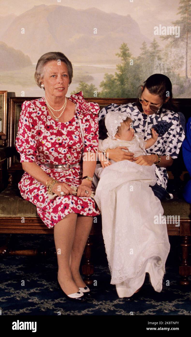 Oslo 19890620: Princesse Ragnhild Mme Lorentzen dans le baptême des enfants de son petit-fils Victoria Ragna Ribeiro. Ici avec sa fille et sa mère Ingeborg. Photo: Knut falch Scanfoto / NTB Banque D'Images