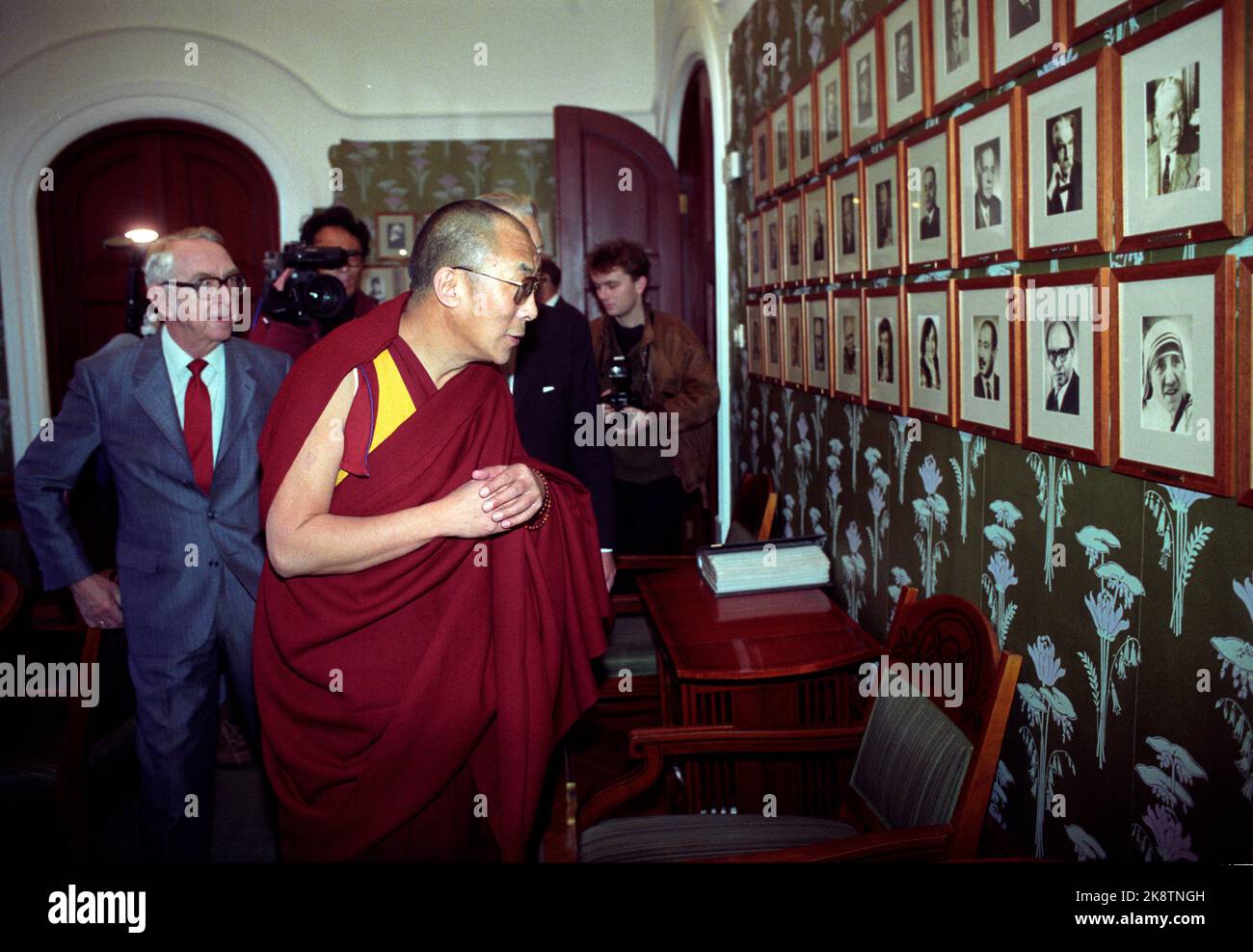 Oslo 198912 : Prix Nobel de la paix 1989 au Dalaï Lama. La photo: Dalaï Lama, lauréat du prix de la paix à l'Institut Nobel, le lendemain de la cérémonie de remise des prix. Il regarde ici la collection des anciens lauréats du Prix de la paix. Le président du Comité Nobel, Egil Aarvik, a v. photo: Bjørn-owe Holmberg Banque D'Images