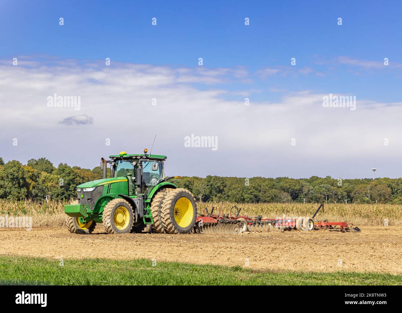 Grand tracteur john deere installé dans un champ de ferme East Hampton Banque D'Images