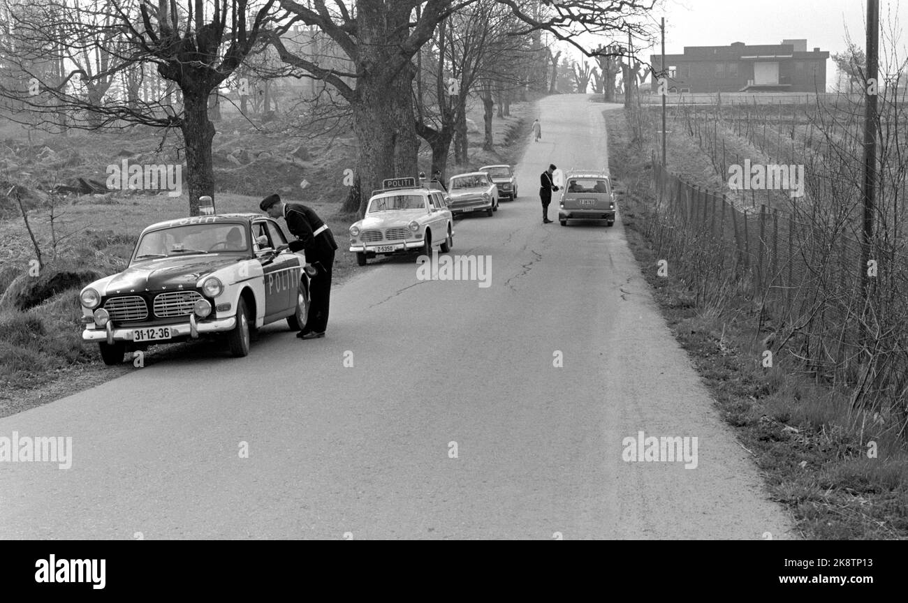 1969-05-12 « la police tente de nouvelles routes ». Makan pour maîtriser l'accélérateur n'a jamais été enregistré sur les routes de Vestfold. Mais ensuite, le contrôle à grande échelle de la police, appelé opération Sample County, a été complètement à l'avance dans la presse locale et dans la capitale. Sur une petite route à l'école Ekeberg de Holmestrand, les voitures de police attendaient un message radio de la voiture radar quelques centaines de mètres plus haut, qui a notifié toute vitesse. Photo: Aage Storløkken / actuel / NTB Banque D'Images