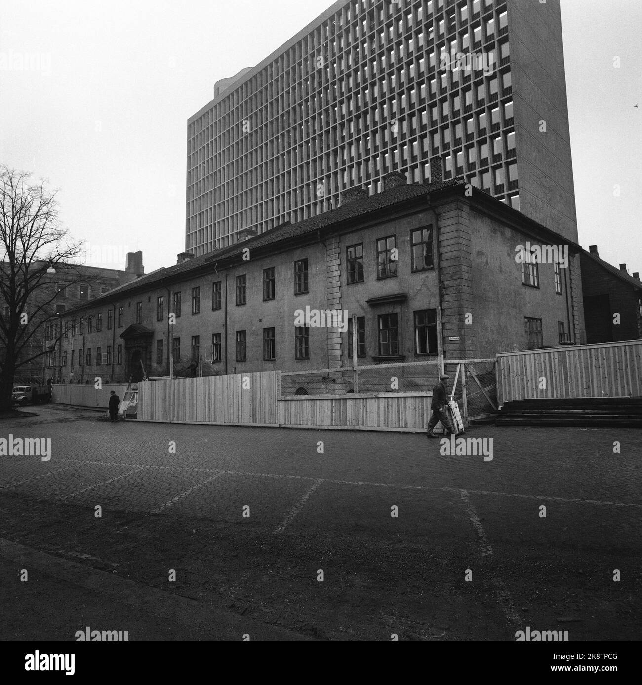 14 mars 1959 d'Oslo. L'ancien trimestre empirique sera démoli, et le nouveau trimestre du gouvernement avec le nouveau bloc (arrière-plan). Ancien et nouveau. Photo: Aage Storløkken / actuel / NTB Banque D'Images