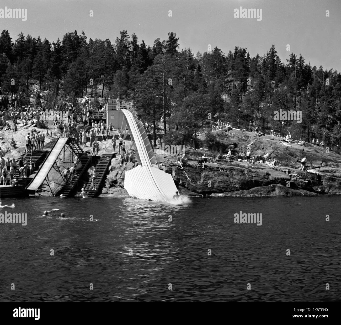 Le fjord d'Oslo, juin 1949. Salle de bains Ingierstrand. La plante vue du fjord, avec des toboggans et de nombreuses personnes sur les montagnes rocheuses et dans l'eau. Photo: NTB / NTB Banque D'Images