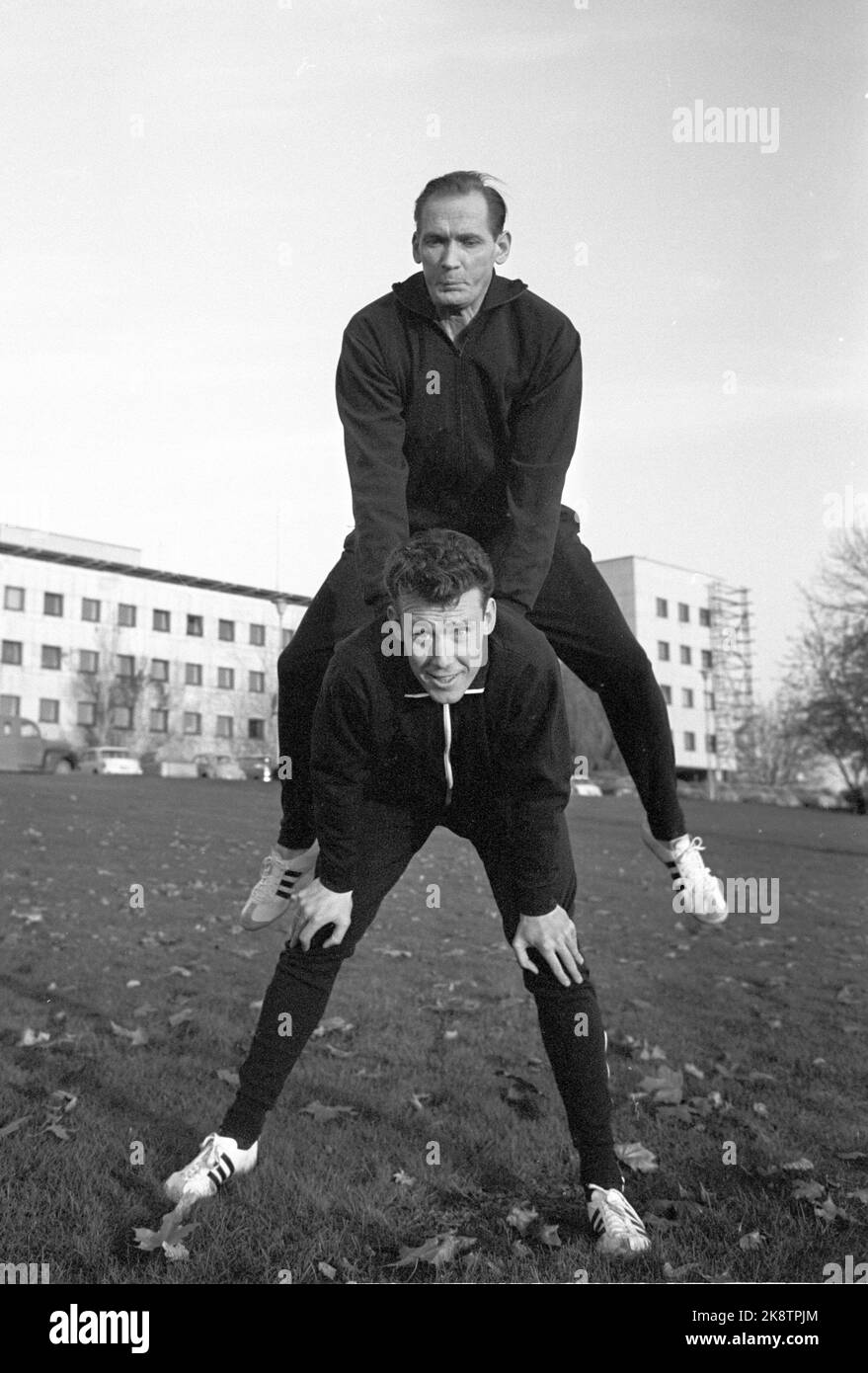 Oslo à l'automne 1965: Cet automne, NRK a lancé la campagne de garniture 'Bøy and Cloth' - menée par Knut Bjørnsen - commentateur de patinage sur glace et d'athlétisme de longue date, et le consultant sportif Sten Johnson, également connu comme le père de la révolution du patinage. Le premier programme a été mis en ondes sur 29 octobre 1965. Dans les programmes de télévision, ils ont montré divers exercices d'exercice qui conviennent à toute la famille, et ils ont des familles dans le studio pour démontrer les exercices. Ici, Bjørnsen (bas) et Johnson sont au cours d'une session de formation en dehors de NRK à Marienlyst. Photo: Sverre A. Børretzen / actuel / NTB Banque D'Images