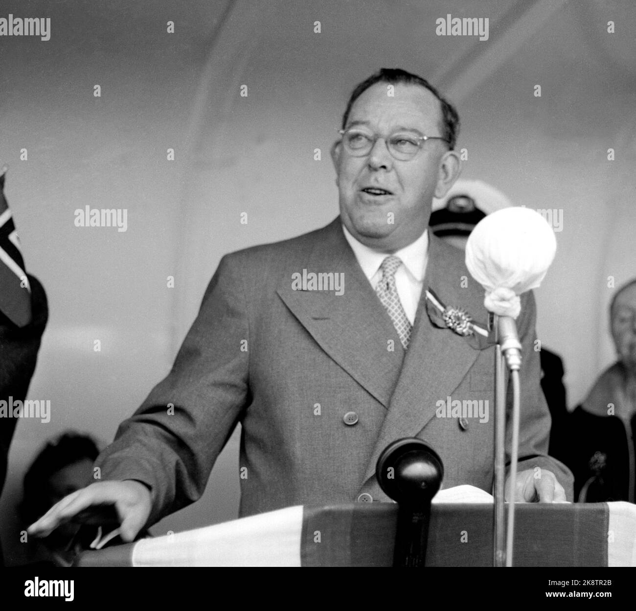 Oslo 19560517 le nouveau phare de la Norwegian American Line Bergensfjord lors des voyages inaugural est venu à Oslo à bord de 17 mai et des trains 17 mai ont été organisés à bord. Ici, le gouverneur de comté Trygve lie donne le discours de 17 mai. Photo: NTB / NTB Banque D'Images