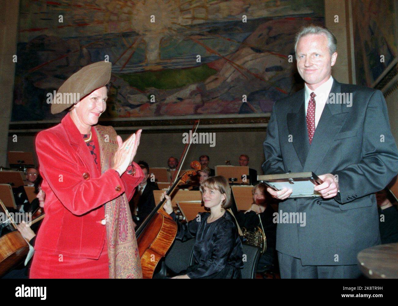 Prix de recherche du roi Olav pour Stein-Olav Døskeland. Ici, il l'a remis par la reine Sonja. Banque D'Images