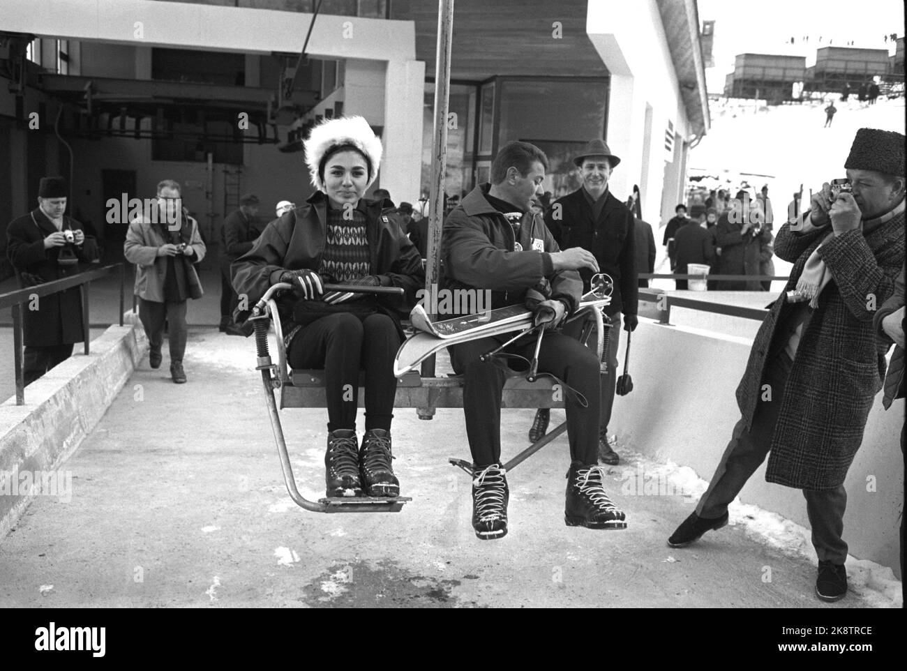 Innsbruck - février 1964 le photographe actuel est accompagné de la Shaah de Perse, de Farah Diba et de gardes du corps sur le ski dans la ville olympique. Ici, Farah Diba est sur le chemin de la remontée mécanique avec son professeur de ski. Photo: Ivar Aaserud / courant / NTB Banque D'Images