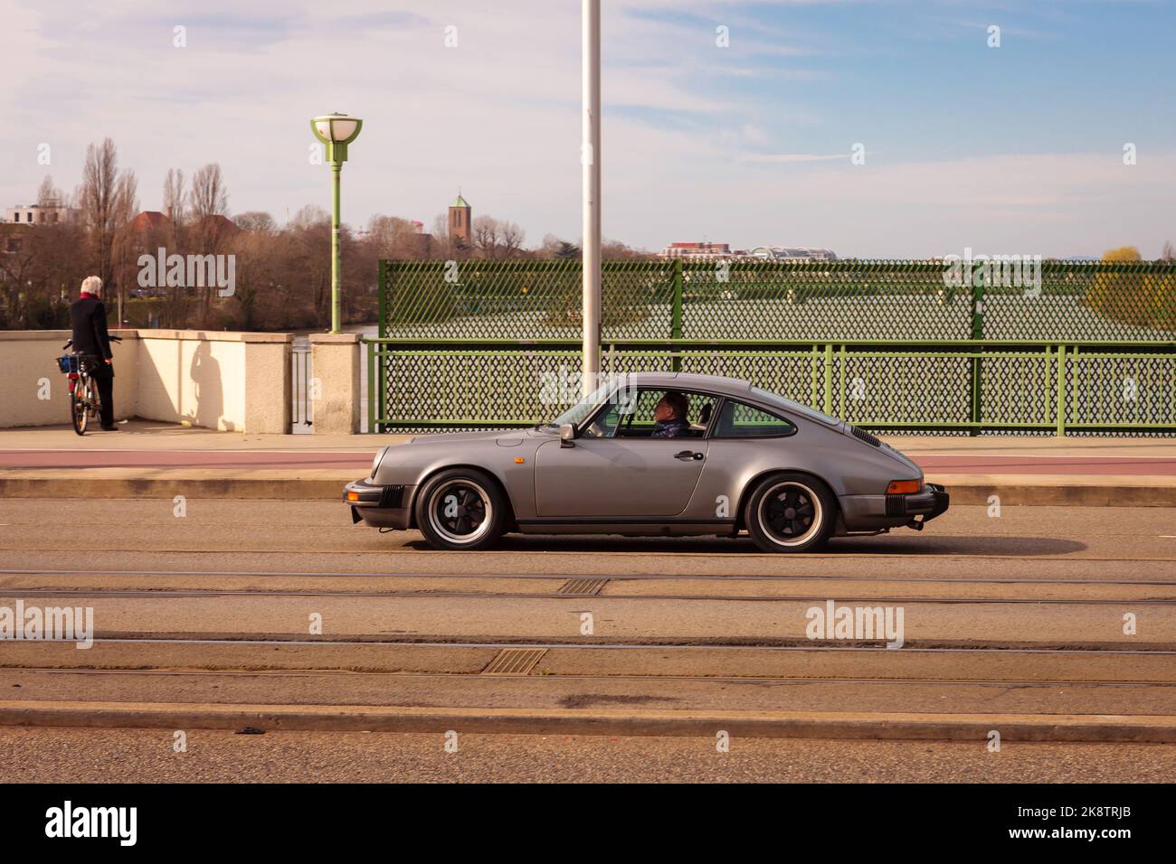 Heidelberg, Allemagne, 22th février 2020 : une Porsche 911 classique passe au-dessus du pont « Theodor-Heuss ». Banque D'Images