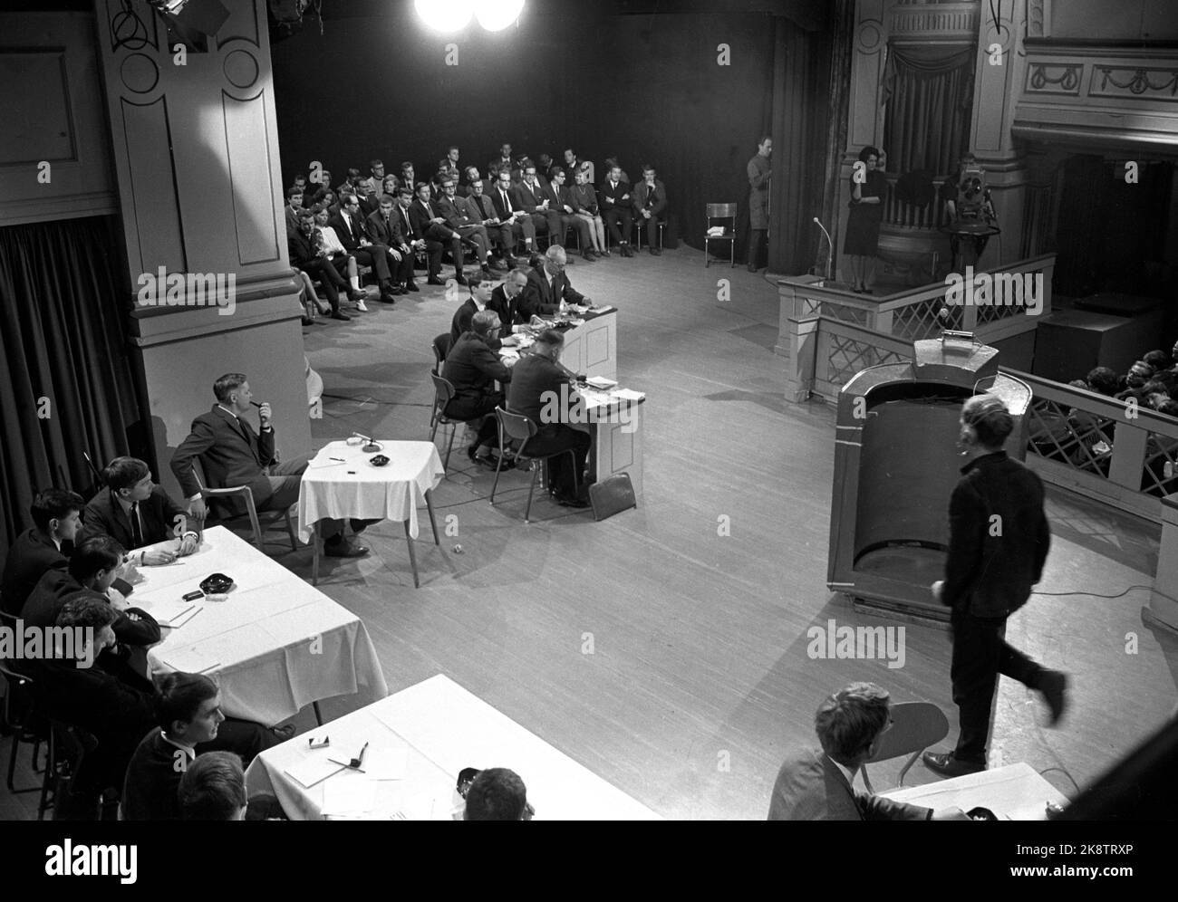 Oslo 196604. La communauté étudiante d'Oslo organise Teach-in sur le Vietnam dans la Maison du peuple. La réunion a duré 12 heures et n'a pas été terminée avant le dimanche matin. Le programme de télévision avec des débarcheurs norvégiens, qui a été admis au Théâtre central plus tôt dans la journée, a été montré dans l'une des salles de la Maison du peuple. La photo est du théâtre central pendant le débat. Photo Aage Storløkken / actuel / NTB Banque D'Images