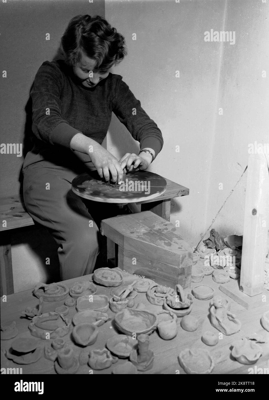 Oslo 19520327 activités de loisirs à l'école Sagene. Ici cours de céramique, modelage de l'argile avec plateau tournant. Photo: NTB / NTB Banque D'Images