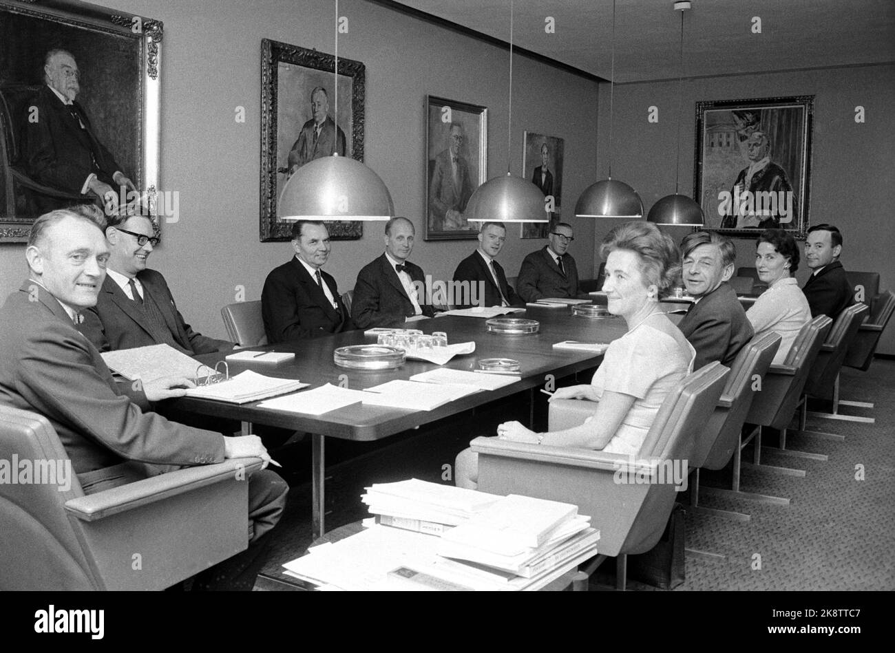 Oslo 19651021. Le comité nommé au Cabinet des ministres pour élaborer les lignes directrices pour l'avenir académique a constitué une réunion. La réunion était présidée par le président Kristian Ottosen TV. Plus loin autour de la table: Chef de l'expédition Kjell Eide, directeur Jon Sundnes, professeur Johan T. Ruud, Stud. Philol Halvdan Skard, directeur Sandbo en tant qu'observateur, représentant parlementaire Ingvald Ulveseth, enseignante Annemarie Lorentzen, Rector Kjølv Egeland et la secrétaire du Comité, Mme Wold. Photo: NTB. Banque D'Images