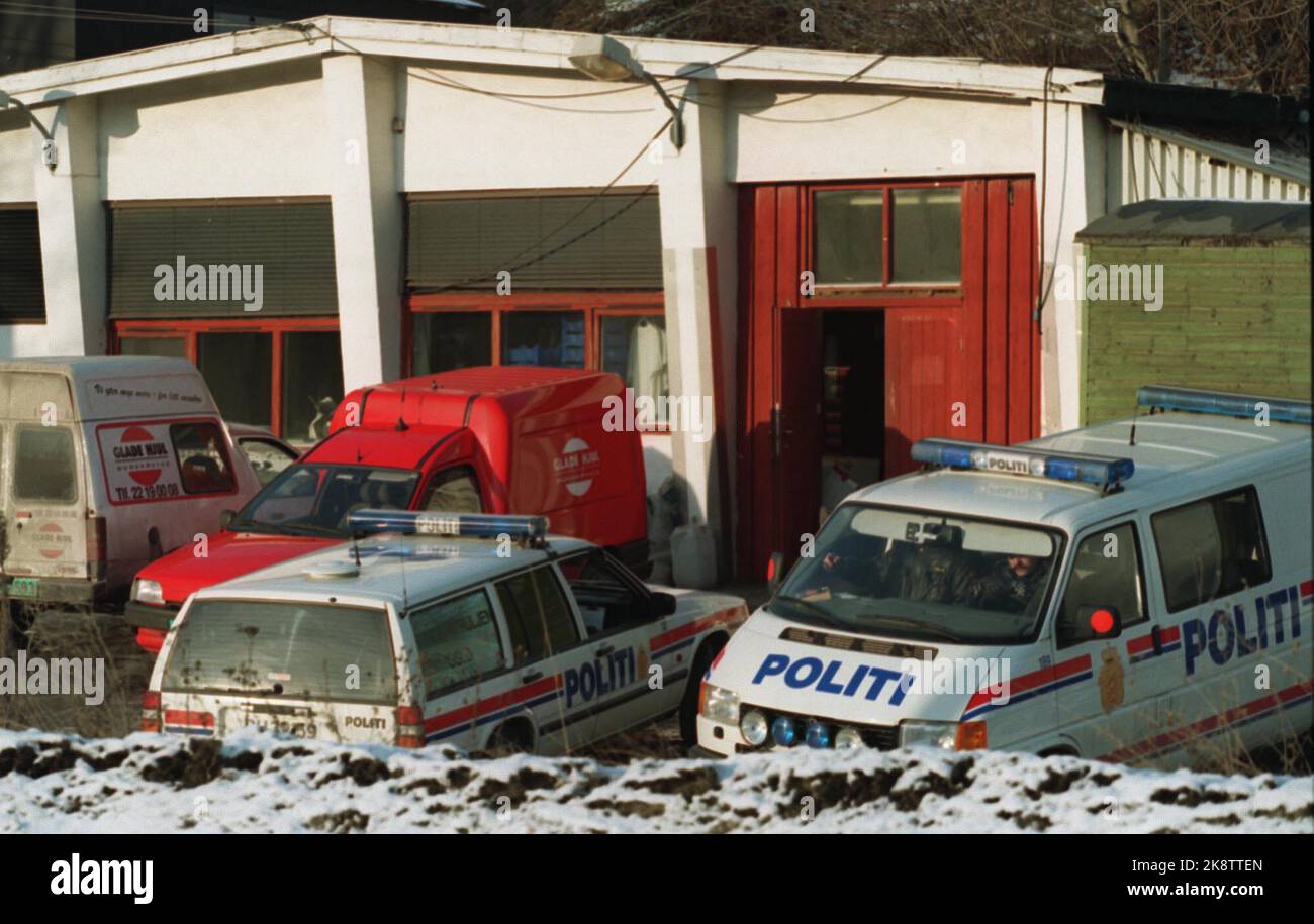 Oslo 19960128 : troubles de guerre entre les gangs de MC. La police gardait tous les week-ends à l'extérieur des locaux de MC Norway (photo) et du siège des autres clubs de moto. La police craint plus de problèmes autour de ces environnements. Ici, les voitures de police à l'extérieur des bâtiments. 36516 (photo NTB : Rune Petter Ness). Banque D'Images