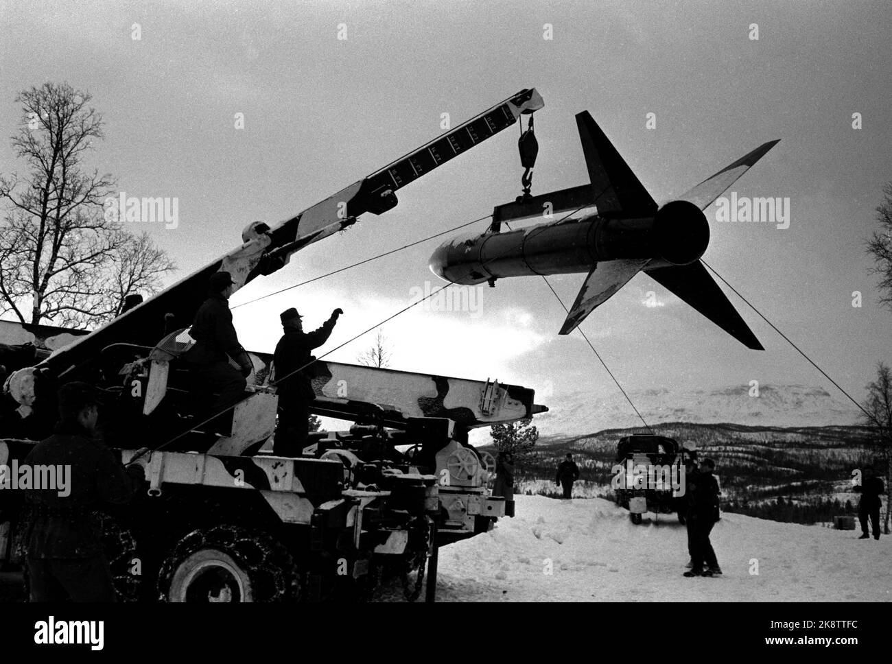 Setermoen; Bardu 19610215 le bataillon de fusée de Brigade Nord a une pratique avec des roquettes du type de Jean honnête pour la première fois. Ici, la fusée, d'un poids de 2,7 tonnes, est prête pour le lancement. Fusée suspendue dans une grue. Photo: Børretzen / courant / NTB Banque D'Images