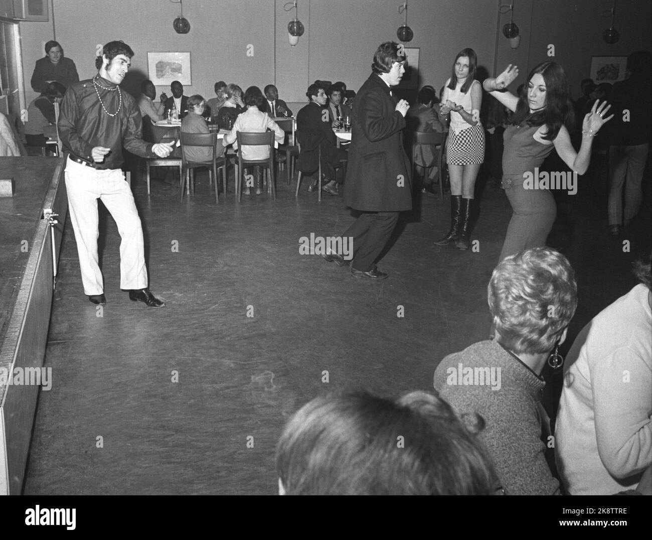 26 avril d'Oslo. La discothèque 'Colony Club', la première en Norvège, attire à la fois des célébrités et d'autres. Voici quelques lions de danse sur la piste de danse. Photo: Aage Storløkken / actuel / NTB Banque D'Images