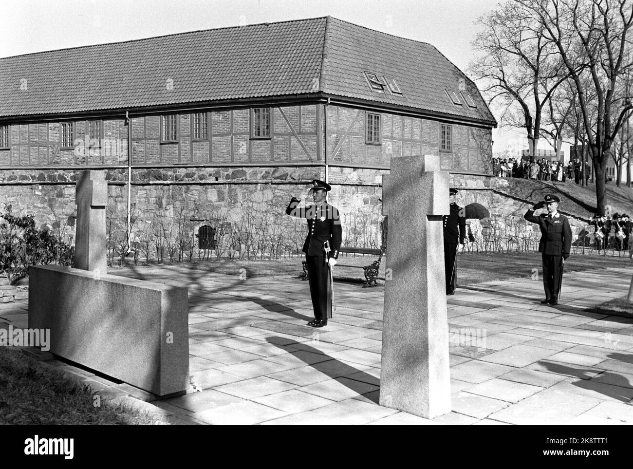 Oslo 19700507 le 25th anniversaire de la libération est marqué lors d'événements dans toute la Norvège. Ici, le prince héritier Harald a rendu hommage à la mise d'une couronne sur le monument commémoratif des patriotes norvégiens tombés au cours de la Seconde Guerre mondiale, à la forteresse d'Akershus. Photo: NTB / NTB Banque D'Images