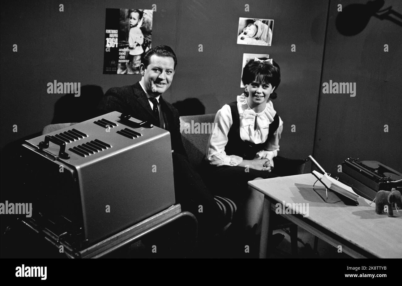 Oslo 19641027. Le programme TV « The Falk Club ». Rolf Riktor et Wenche Myhre en studio. Photo: Henrik Laurvik, NTB Banque D'Images