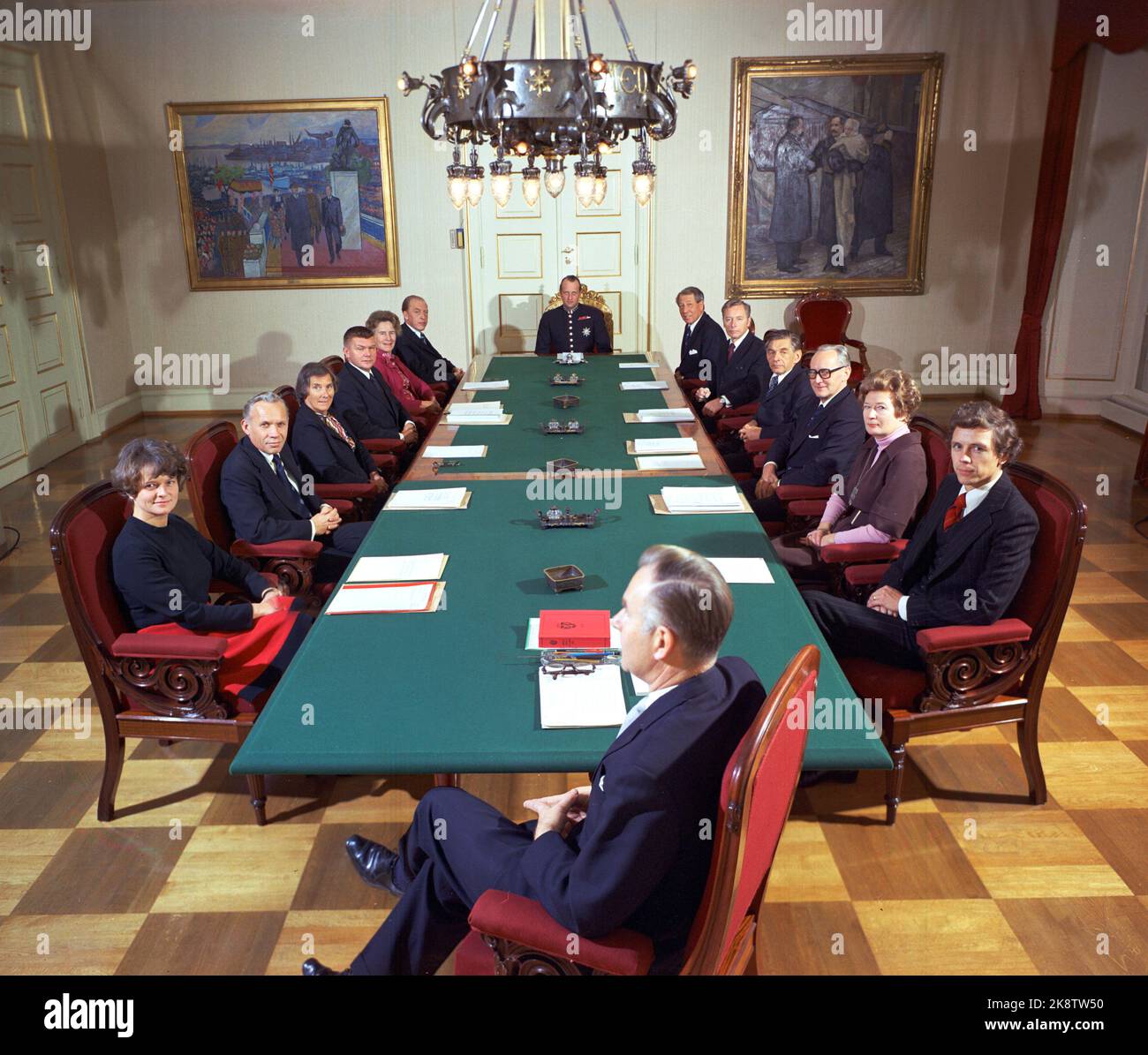 Oslo 19761105. Le Gouvernement Nordli au Cabinet des ministres du Château. Par ex. Gro Harlem Brundtland, Leif Aune, Annemarie Lorentzen, Bjartmar Gjerde, Inger Louise Valle, Premier ministre Odvar Nordli, Prince héritier Harald, Jens Evensen, Ragnar Christiansen, Kjølv Egeland, Oskar Øksnes, Ruth Ryste et Hallvard Bakke. Photo: Erik Thorberg NTB / NTB Banque D'Images