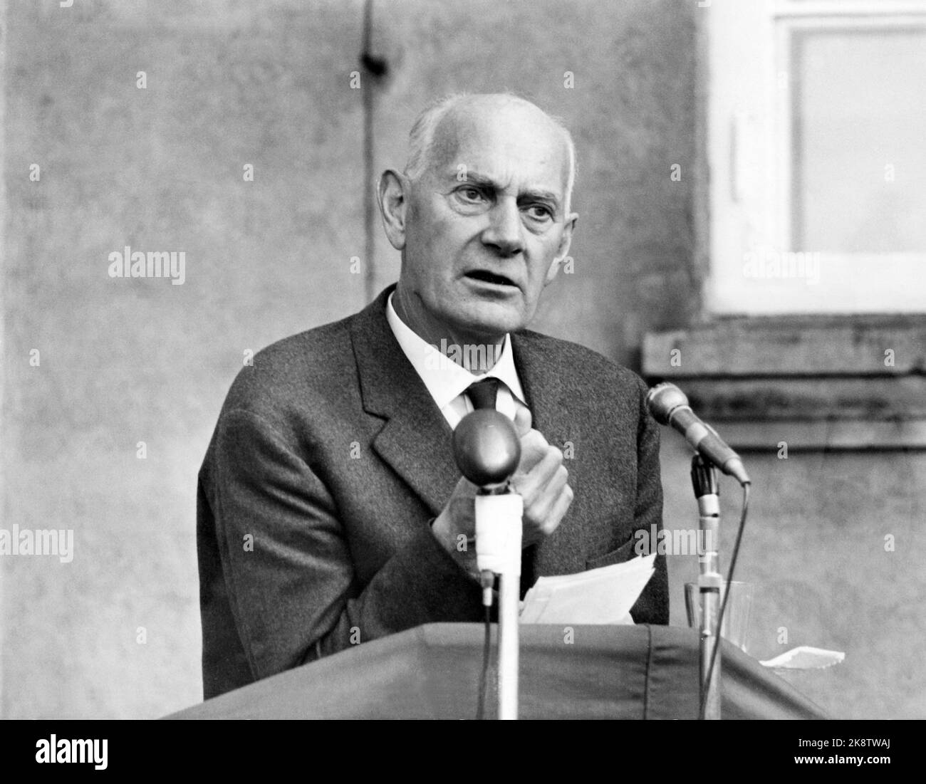 Hamar 196309 l'ancien Premier ministre Einar Gerhardsen lors de la campagne électorale du Parti travailliste avant les élections municipales. Ici, il visite Hamar. Gerhardsen sur la chaire, parle et se gestuelle, attaché poing. Photo: Ivar Aaserud / courant / NTB Banque D'Images