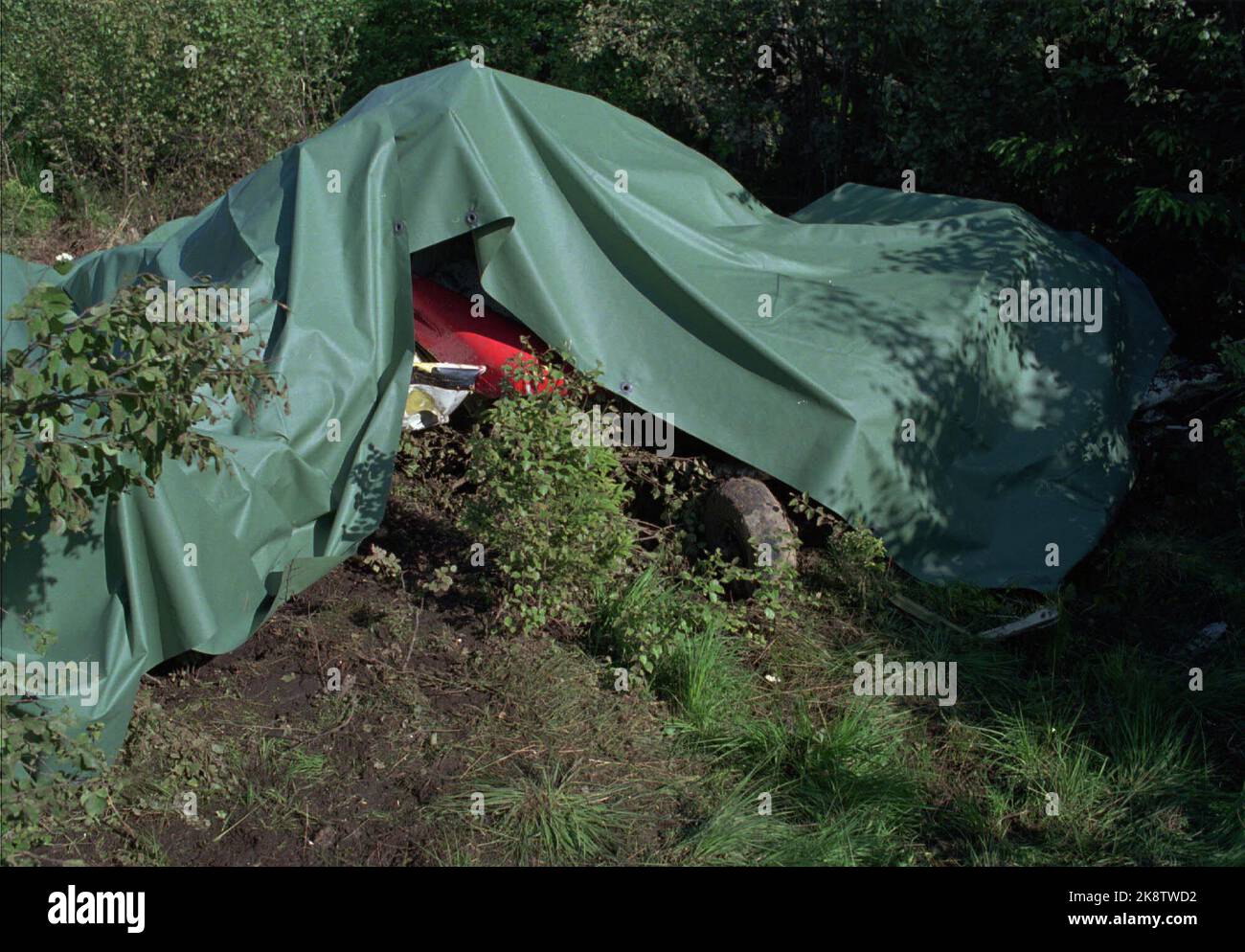 Asdal dans Bambule, Telemark. Deux petits avions du Cessna 172 de Grenland Flyklubb entrent en collision avec le TÉMARQUE 22 juin 1995. - 4 péris, dont 3 enfants. Un des avions débarqua en bon état sur Geiteryggen, tandis que l'autre s'écrasa à Asdal à Bamble près de Skien. Photo: L'épave du Cessna 172 contrôlé est recouverte de bâches. 35437 photo: Jens Kvale / NTB Banque D'Images