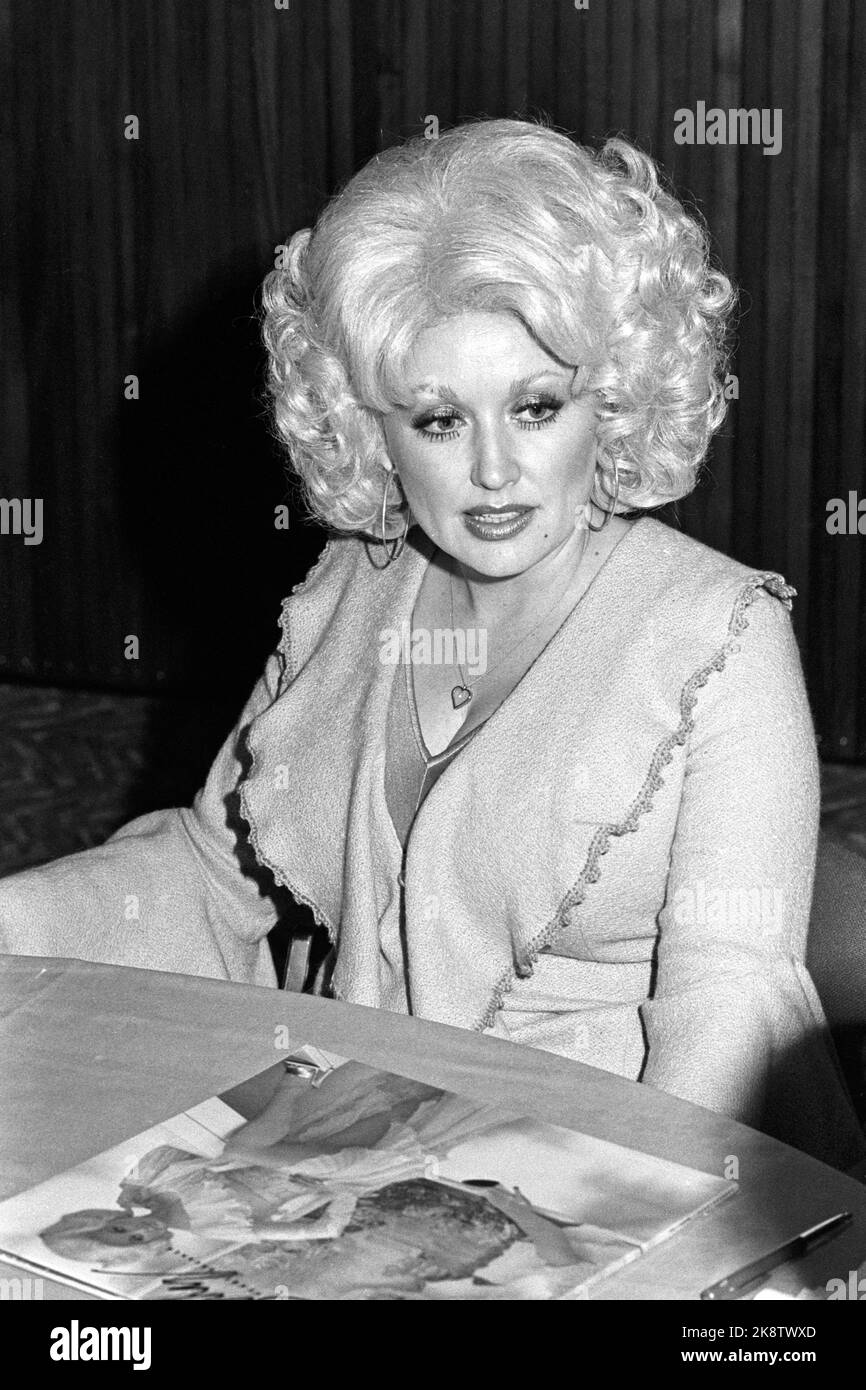 Oslo 19781102. Dolly Parton, star du pays et de l'ouest, s'est mise en file pour la presse à l'hôtel avant le concert du Château neuf. Photo Henrik Laurvik / NTB Banque D'Images