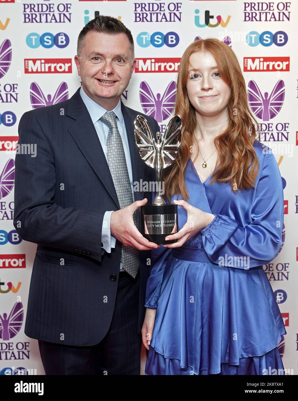 Lucy Montgomery et son père Graham, qui ont remis son prix adolescent du courage aux Pride of Britain Awards, à l'hôtel Grosvenor House de Londres. Date de la photo: Lundi 24 octobre 2022. Banque D'Images