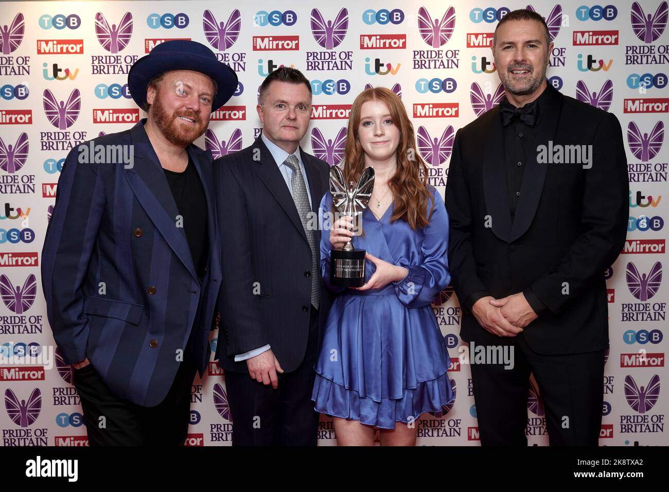 Lucy Montgomery avec son père Graham, tenant son prix adolescent du courage, qui a été présenté par Paddy McGuinness (à droite) et Leigh Francis (à gauche) qui a présenté le prix aux Pride of Britain Awards qui ont eu lieu à l'hôtel Grosvenor House, à Londres. Date de la photo: Lundi 24 octobre 2022. Banque D'Images