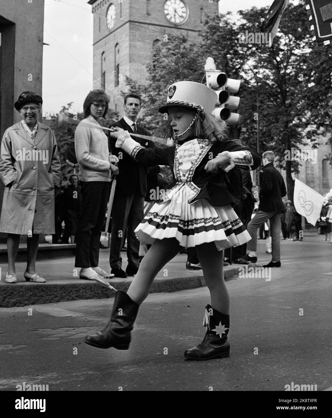 Oslo 19650701 Bispehaugen School Music corps de Trondheim en tournée à Oslo, Bispehaugen était l'un des corps de Norvège qui utilisait des spectacles, des exercices, des chants et des danses lors de leurs concerts, et le corps a reçu beaucoup d'attention lorsqu'il représentait la Norvège à l'étranger. À l'exposition universelle au Japon. Ici, la plus jeune participante du groupe, Hilde Dahl, foreuse, six ans et intitulée 'Drill Princess'. Photo: Laurvik / NTB / NTB Banque D'Images