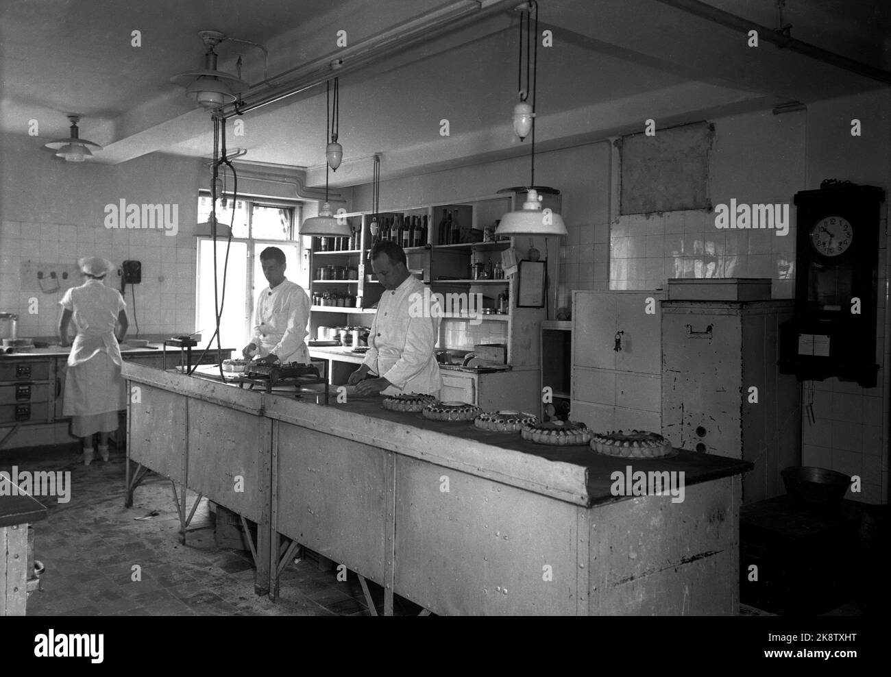 Oslo, 1930s. Intérieur de la cuisine de la boulangerie/pâtisserie de Møllhausen. Boulangers/confiseurs au travail. Photo: NTB Banque D'Images