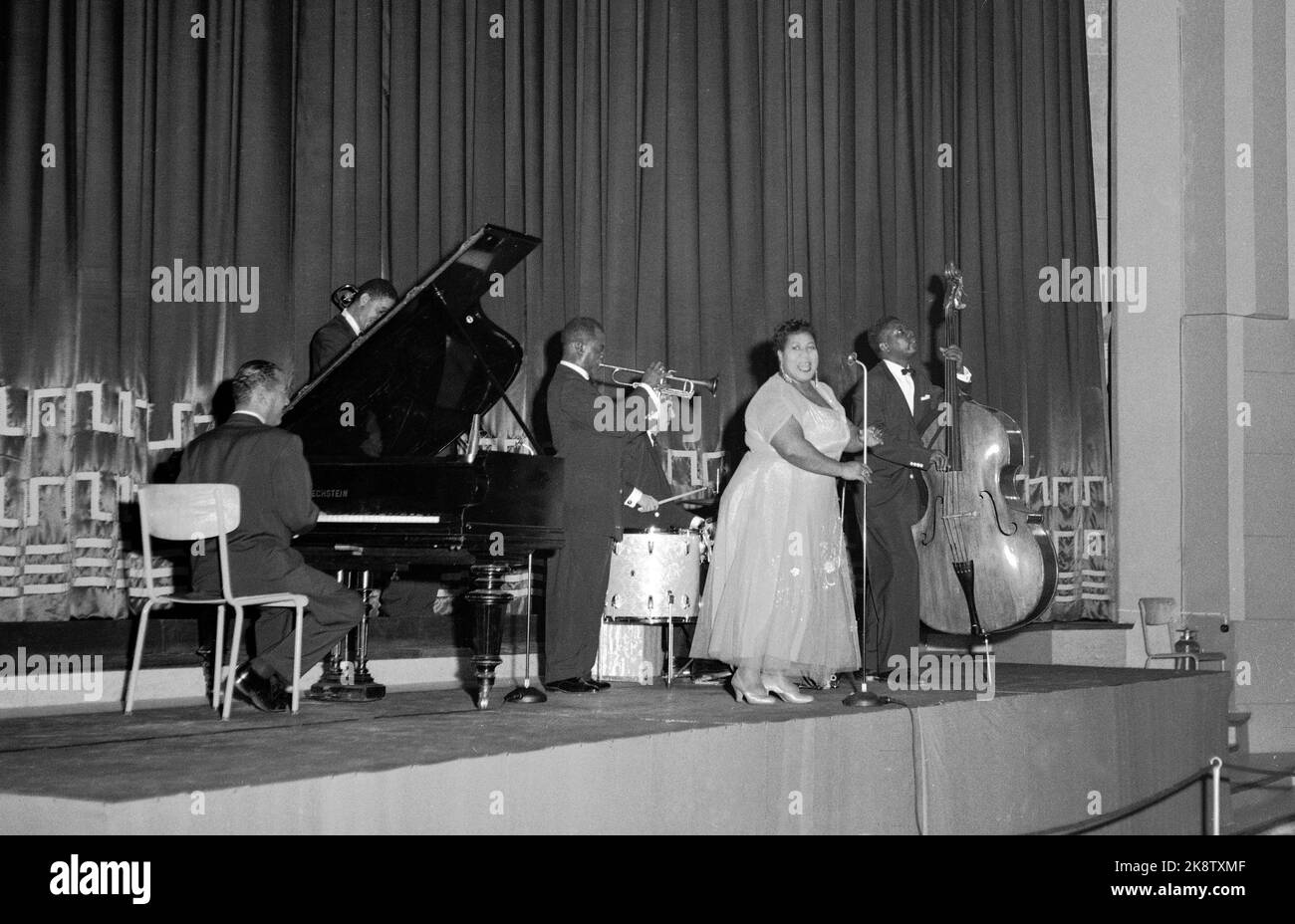Oslo 1955 octobre : la fièvre du jazz fait rage en Norvège ! Voici l'un des quatre concerts avec le trompettiste Louis Armstrong et son orchestre dans le cinéma du Colisée. Armstrong en action sur la trompette, avec la chanteuse Velma Middleton. Photo: Actuel / NTB Banque D'Images