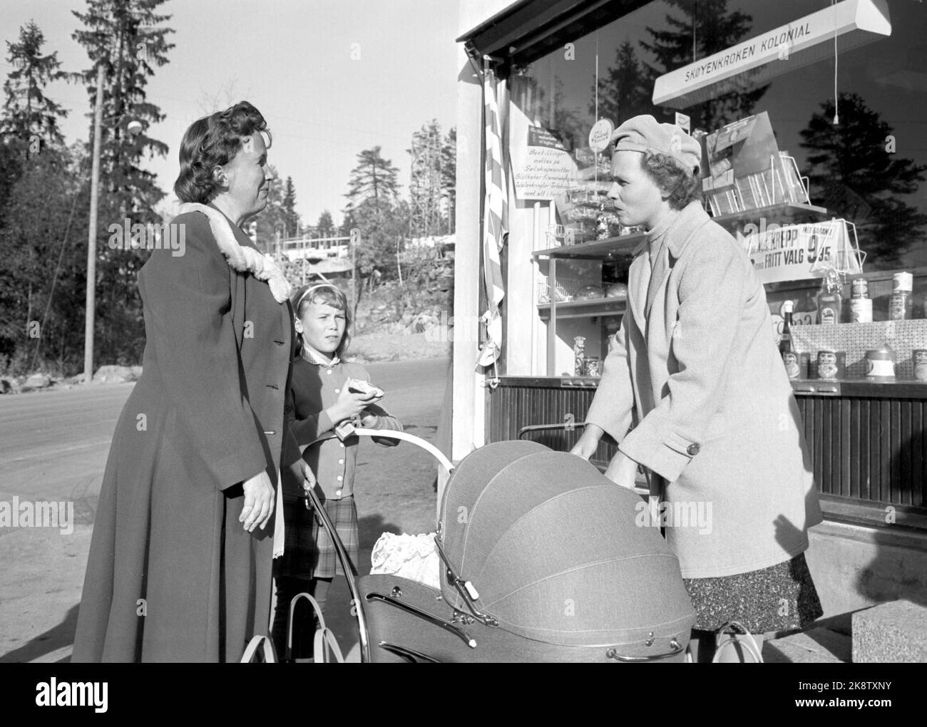 Oslo 19591031 bloc 12 Rise a Life dans certaines villes drabennes d'Oslo. Dans une ville terne, il n'y a pas de barrières entre voisins. Là, les maisons sont séparées par des pelouses vertes. Les mères avec enfants se rencontrent à l'extérieur du magasin à Østensjøbyen. Photo: Sverre A. Børretzen / actuel / NTB Banque D'Images