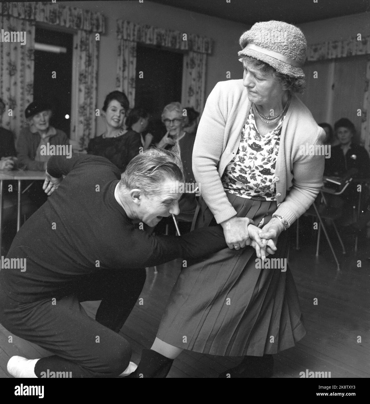 Oslo août 1961 maintenant les dames iront en paix Banque de