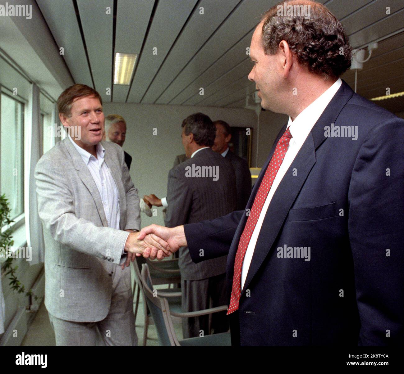 Oslo 19890809: Le politicien Gunnar Berge (t.v.) est accueilli par dir. Dans l'organisation d'affaires Egil Myklebust, qui aura une réunion sur le chômage. Photo: Bjørn Sigurdsøn NTB / NTB Banque D'Images