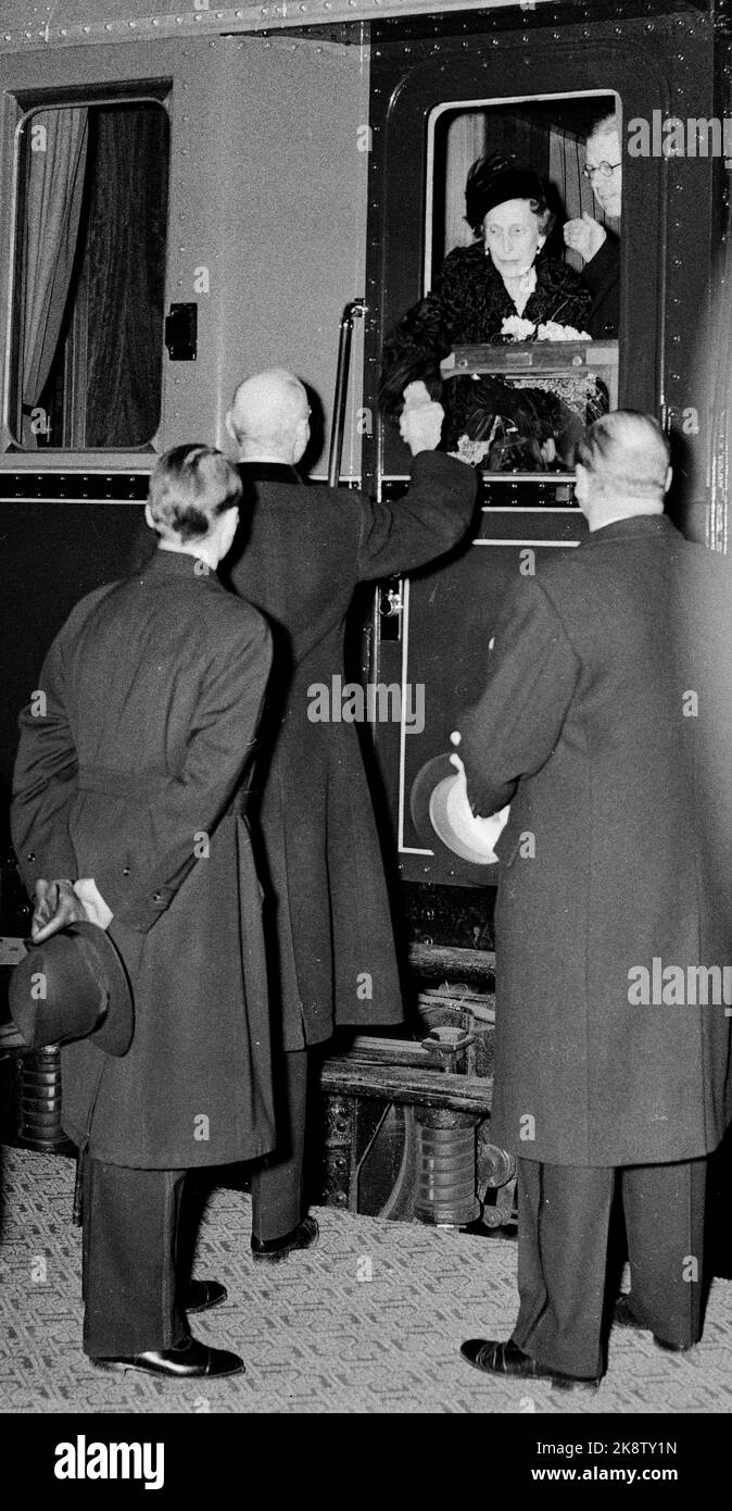 Oslo 195203. Le roi Gustaf Adolf et la reine Louise de Suède quittent la Norvège après trois jours de visite officielle. Ici, nous voyons Prince Harald ( photo: Archive NTB Jan Stage / NTB Banque D'Images