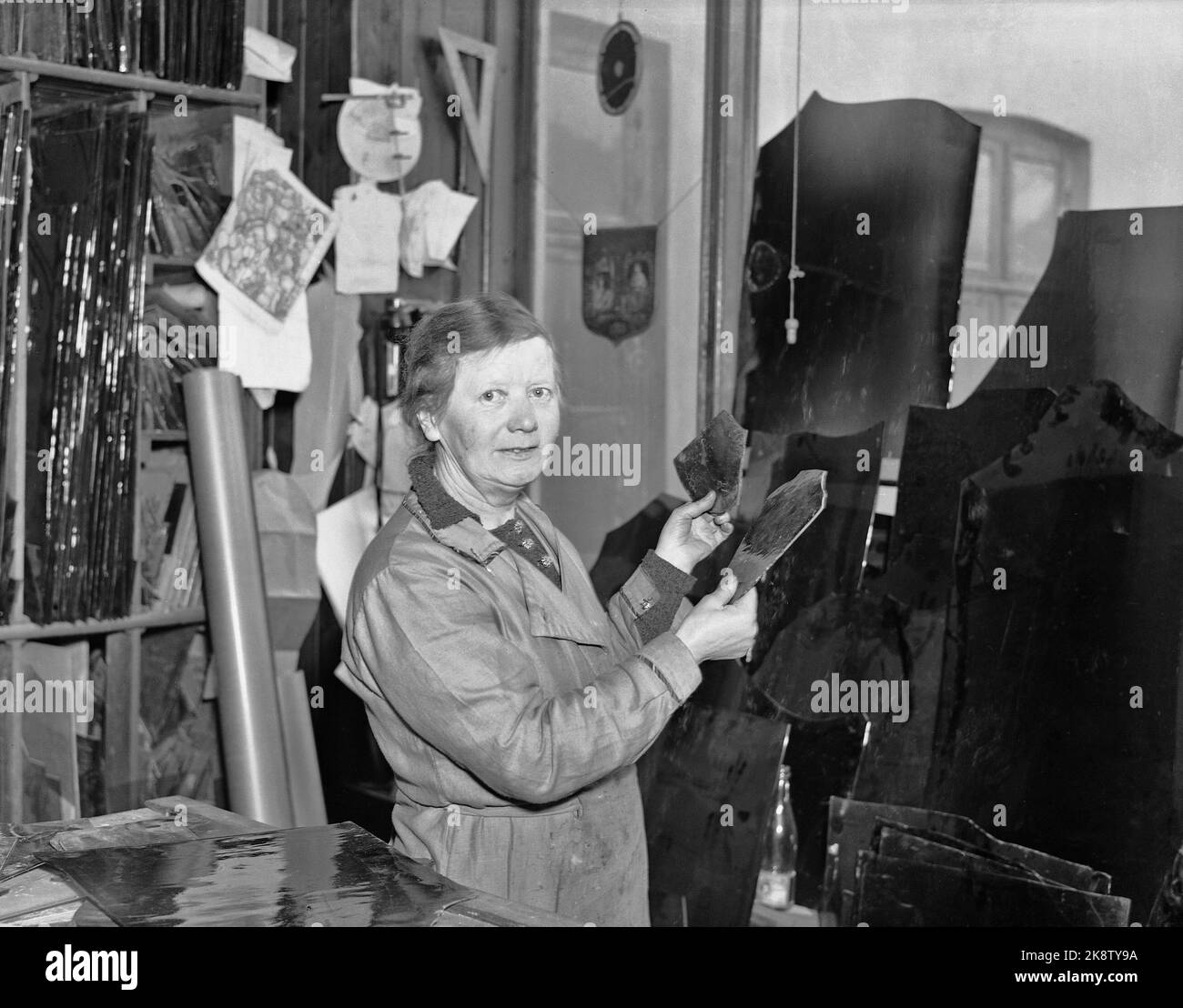 1930-1940: Magnhild Haavardsholm (1880-1964) artiste et auteur. Elle était à l'origine enseignante instruite, mais étudia les peintures, entre autres choses. Avec Henrik Sørensen et Henri Matisse. En 1930s, elle fit des vitraux et des églises Svelvik. Elle a également publié plusieurs livres pour enfants avec ses propres illustrations, y compris des règles et des rimes pour enfants (1923) en collaboration avec Karen Grude Koht. Photo: NTB Banque D'Images