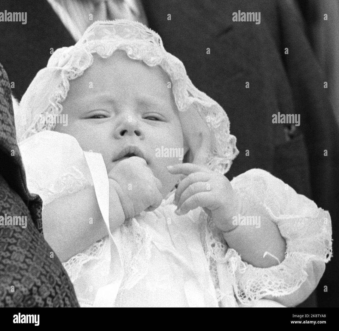 Oslo 19621004. La princesse Astrid et Johan Martin Ferner baptisent sa fille Cathrine dans la chapelle Holmenkollen. Ici Cathrine Ferner en baptême complet. Photo: Ivar Aaserud courant / NTB Banque D'Images